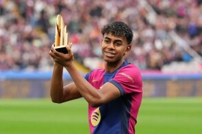 球队集体围着他庆祝太治愈