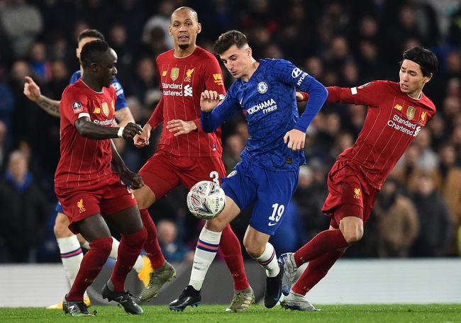 足球中超球队旅程曝光，航班延误引不满